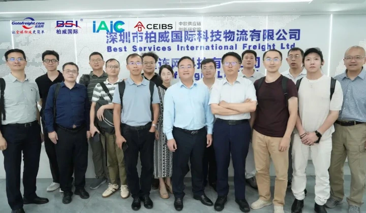 New energy supply chain guests are posing for a group photo.
